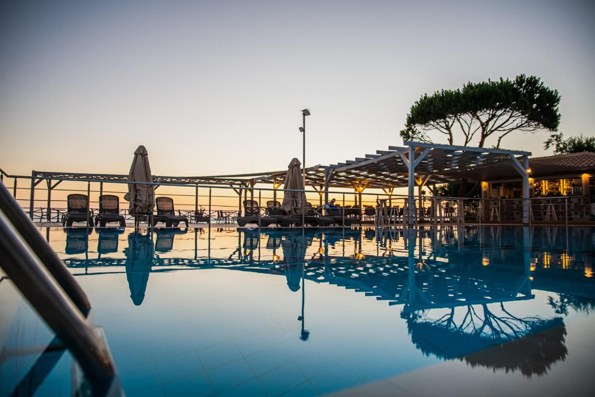 Mesogeios Hotel Marathopoli Exteriör bild