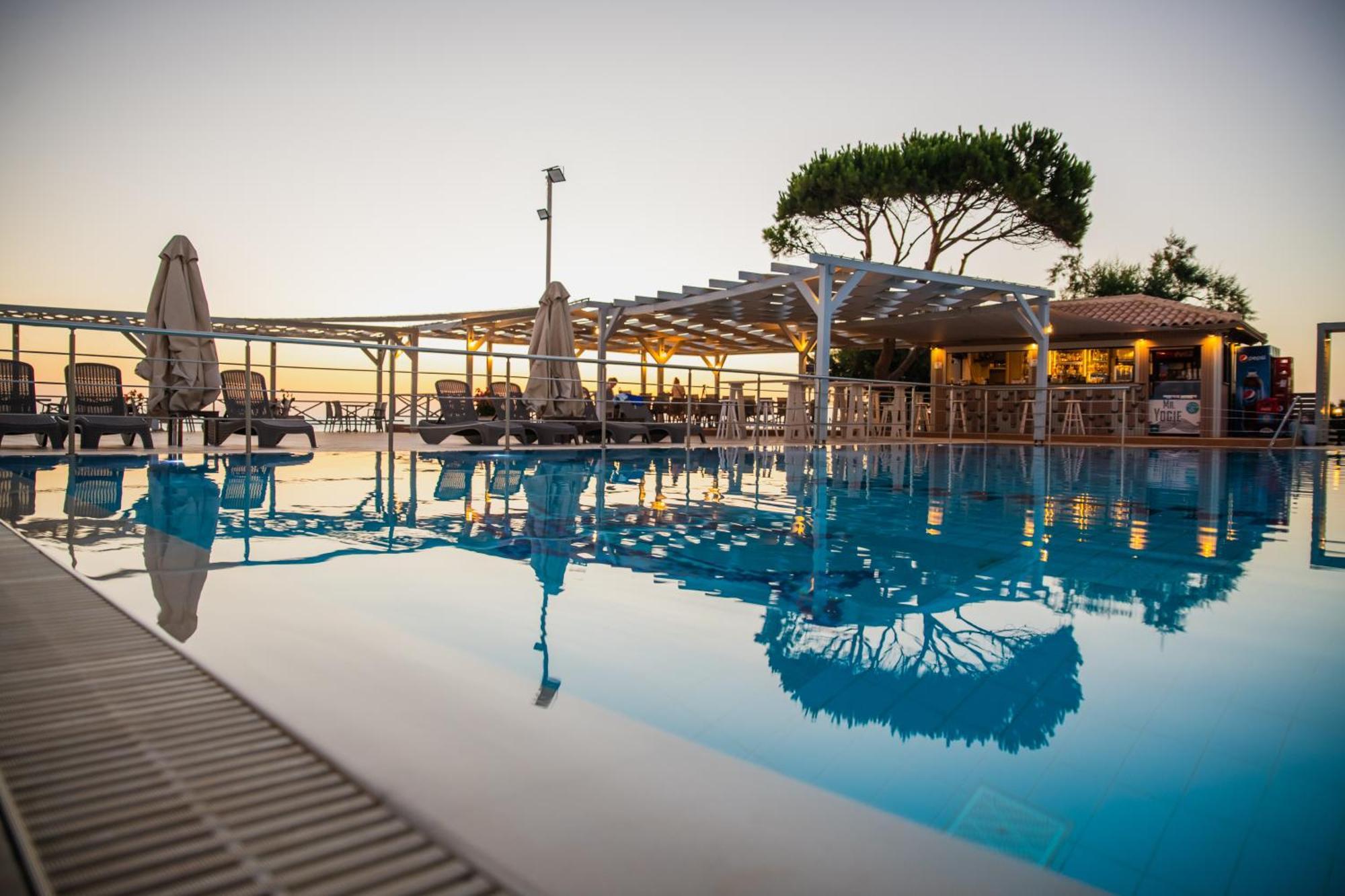 Mesogeios Hotel Marathopoli Exteriör bild